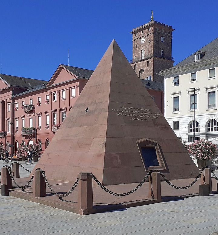 Marktplatz Karlsruhe - Pyramide - Rathaus 20220705 101753